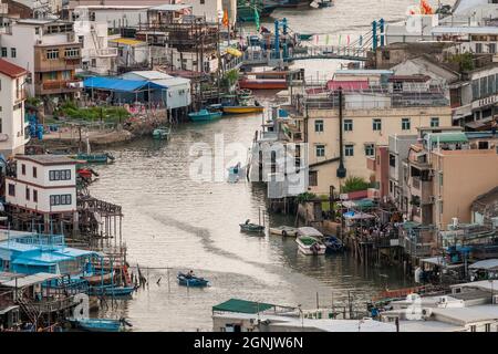 Teleansicht der Stelzenhäuser ('Pang uk') und der kleinen Boote in Tai O, Lantau Island, Hong Kong Stockfoto