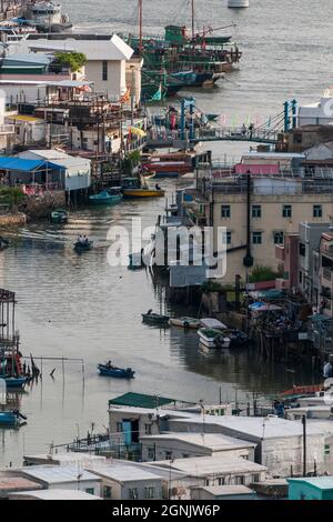 Teleansicht der Stelzenhäuser ('Pang uk') und der kleinen Boote in Tai O, Lantau Island, Hong Kong Stockfoto