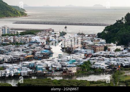 Teleansicht der Stelzenhäuser ('Pang uk') und der kleinen Boote in Tai O, Lantau Island, Hong Kong Stockfoto