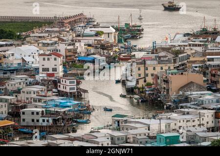 Teleansicht der Stelzenhäuser ('Pang uk') und der kleinen Boote in Tai O, Lantau Island, Hong Kong Stockfoto