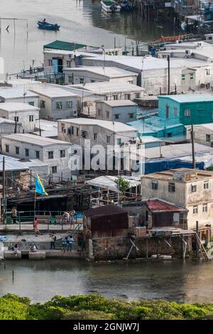 Teleansicht der Stelzenhäuser ('Pang uk') und der kleinen Boote in Tai O, Lantau Island, Hong Kong Stockfoto