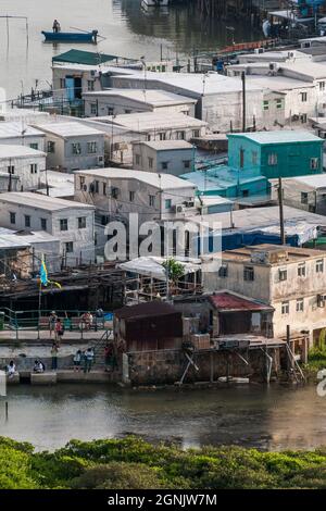 Teleansicht der Stelzenhäuser ('Pang uk') und der kleinen Boote in Tai O, Lantau Island, Hong Kong Stockfoto