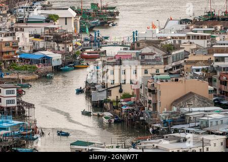 Teleansicht der Stelzenhäuser ('Pang uk') und der kleinen Boote in Tai O, Lantau Island, Hong Kong Stockfoto