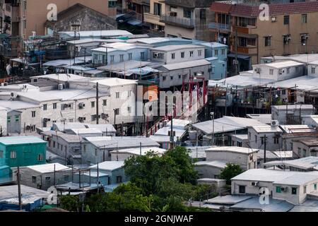 Teleansicht der Stelzenhäuser ('Pang uk') und einer Fußgängerbrücke über den Tai O Creek in Tai O, Lantau Island, Hong Kong Stockfoto