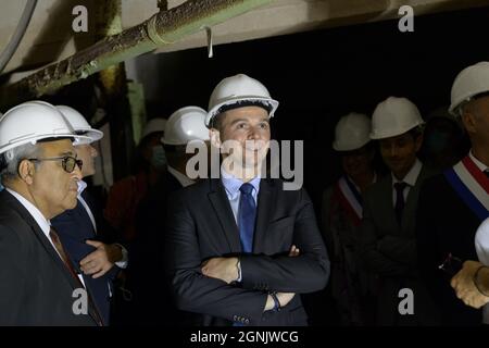 Barjols, Frankreich. September 2021. Olivier Dussopt ist mit einem weißen Helm auf dem Kopf zu sehen.Olivier Dussopt, Minister für öffentliche Finanzen, besucht das Departement Var. Er kommt, um die Investitionen des Staates im Rahmen des Plans France Relance nach der Krise des Coronavirus eingerichtet validieren. (Bild: © Laurent Coust/SOPA Images via ZUMA Press Wire) Stockfoto