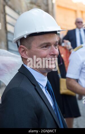 Barjols, Frankreich. September 2021. Olivier Dussopt ist mit einem weißen Helm auf dem Kopf zu sehen.Olivier Dussopt, Minister für öffentliche Finanzen, besucht das Departement Var. Er kommt, um die Investitionen des Staates im Rahmen des Plans France Relance nach der Krise des Coronavirus eingerichtet validieren. (Bild: © Laurent Coust/SOPA Images via ZUMA Press Wire) Stockfoto