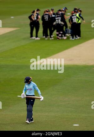 Die Engländerin Lauren Winfield-Hill geht vom Feld, nachdem sie von der Neuseeländerin Amy Satterthwaite beim fünften Frauen-ODI auf dem Spitfire Ground St. Lawrence in Canterbury gefangen wurde. Bilddatum: Sonntag, 26. September 2021. Stockfoto