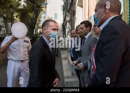 Barjols, Frankreich. September 2021. Olivier Dussopt ist vor dem Rathaus von Barjols zu sehen.Olivier Dussopt, Minister für öffentliche Finanzen, besucht das Departement Var. Er kommt, um die Investitionen des Staates im Rahmen des Plans France Relance nach der Krise des Coronavirus eingerichtet validieren. (Bild: © Laurent Coust/SOPA Images via ZUMA Press Wire) Stockfoto