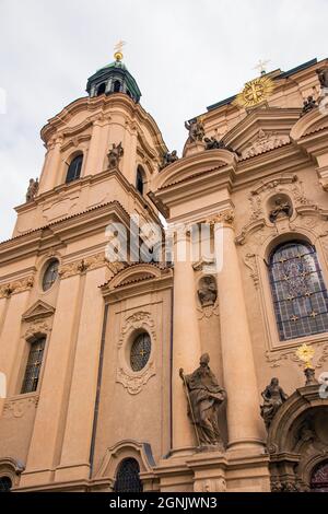 Die zwischen 1704-1755 erbaute Nikolaikirche ist eine barocke Kirche auf der Prager Kleinseite. Aufgenommen in Prag, Tschechien am 23. Juli 2016 Stockfoto