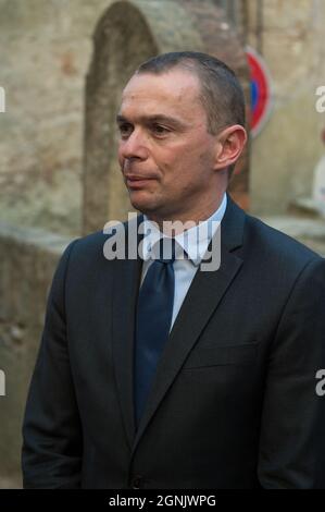 Barjols, Frankreich. September 2021. Olivier Dussopt, gesehen auf der Straße von Barjols.Olivier Dussopt, Minister für öffentliche Finanzen, besucht das Departement Var. Er kommt, um die Investitionen des Staates im Rahmen des Plans France Relance nach der Krise des Coronavirus eingerichtet validieren. (Bild: © Laurent Coust/SOPA Images via ZUMA Press Wire) Stockfoto