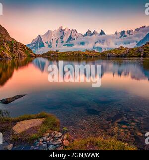 Herrliche Sommerszene des Lac Blanc Sees mit Mont Blanc (Monte Bianco) im Hintergrund, Chamonix-Lage. Herrliche Aussicht auf Vallon de Berard Natur am Abend Stockfoto