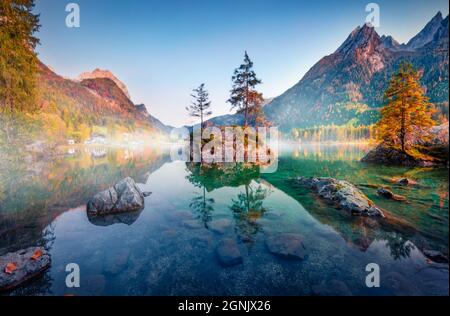 Der Hochkalter spiegelte sich in den ruhigen Gewässern des Hintersees, Deutschland. Neblige Herbstansicht der bayerischen Alpen. Schönheit der Natur Konzept Hintergrund. Beau Stockfoto