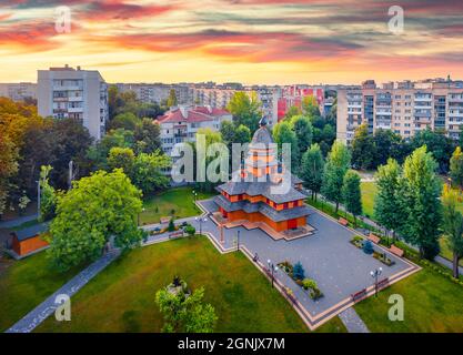 Unglaubliche Sommeransicht der Khram Pokrovy Presvyatoyi Bohorodytsi Kirche in Ternopil Stadt, Ukraine, Europa. Fantastischer Sonnenaufgang mit Holzkirche auf der Rückseite Stockfoto