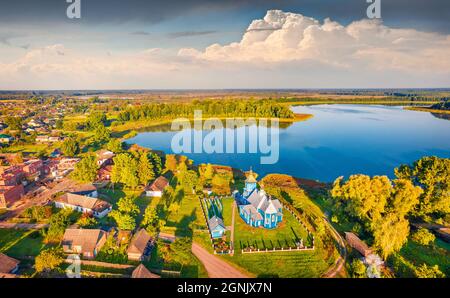 Landschaftsaufnahmen aus der Luft. Wunderschöne Sommeransicht von der fliegenden Drohne der Kazansʹkoyi Ikony Presvyatoyi Bohorodytsi Kirche, Region Volyn, Ukraine, Euro Stockfoto