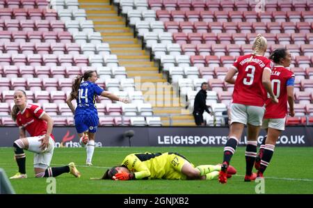 Der Chelsea-Spieler Fran Kirby (zweite links) feiert das erste Tor des Spiels seiner Seite während des Spiels der FA Women's Super League im Leigh Sports Village, Leigh. Bilddatum: Sonntag, 26. September 2021. Stockfoto