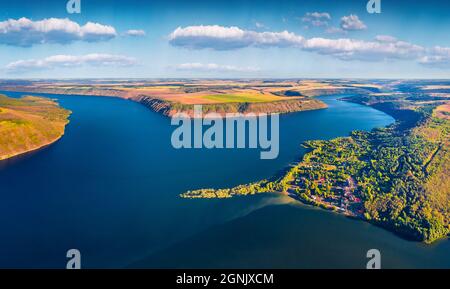 Landschaftsaufnahmen aus der Luft. Sonniger Morgenblick von der fliegenden Drohne der Bakotska Bay. Erstaunliche Sommerszene des Flusses Dnister, Ukraine, Europa. Wunderschön Stockfoto