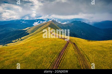 Dramatische Morgenansicht von der fliegenden Drohne der Svydovets-Bergkette mit alter Landstraße. Düstere Außenaufnahme der Karpaten, Ukraine, Euro Stockfoto