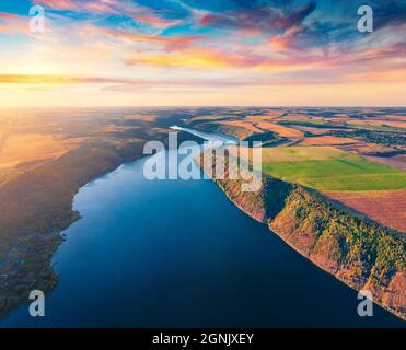 Landschaftsaufnahmen aus der Luft. Herrliche Morgenansicht von der fliegenden Drohne des Dnister Flusses. Atemberaubende Sommerszene des ukrainischen Lands. Reisen c Stockfoto