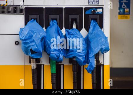 London, Großbritannien. September 2021. An einer Shell-Station geht im Zentrum Londons das Benzin aus. An vielen Stationen ist aufgrund des Mangels an LKW-Fahrern im Zusammenhang mit dem Brexit und dem panischen Kauf der Tankstellen der Treibstoff ausgelaufen. Kredit: Vuk Valcic / Alamy Live Nachrichten Stockfoto