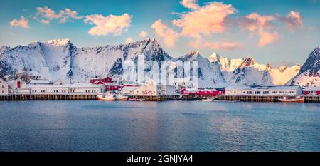 Panorama Winter Stadtbild von kleinen Fischerdorf - Hamnoy, Norwegen, Europa. Herrliche Morgendüte des norwegischen Meeres. Ikonische Landschaft der Lofoten Islane Stockfoto