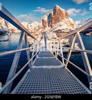 Eingang zum Pier im Hafen von Hamnoy, Norwegen, Europa. Sonnige Morgenszene der Lofoten-Inseln. Spektakuläre Meereslandschaft des norwegischen Meeres. Leben über Po Stockfoto