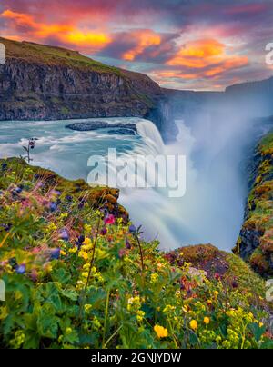 Erstaunliche Sommer Blick auf Gullfoss - beliebtes Touristenziel. Wunderschöner Sonnenaufgang auf dem Hvita River. Unglaubliche Morgenszene von Island, Europa. Bea Stockfoto