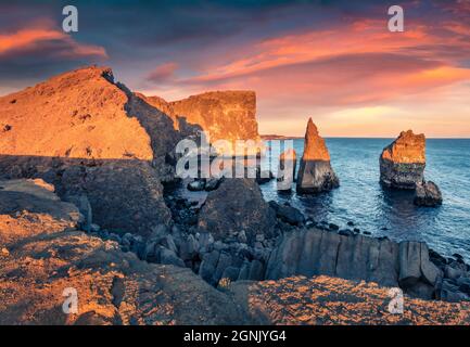 Landschaftsfotografie. Toller Sommeruntergang auf beliebter Touristenattraktion - Valahnukamol Bucht. Erstaunliche Abendszene von Island, Europa. Reisen Stockfoto