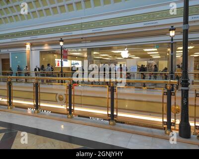 Madrid, Spanien 26. September 2021, wartet in den Manzana-Geschäften in Warteschlangen auf den Kauf des neuesten Modells der Marke. Stockfoto