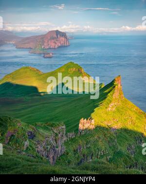 AttractLuftlandschaftsfotografie. Atemberaubende Aussicht auf Mykines Island am Morgen. Fantastische Sommerszene von Alaberg-Klippen, Färöer-Inseln, Dänemark, Europa Stockfoto