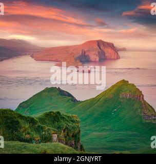 Landschaftsaufnahmen aus der Luft. Fantastischer Sonnenaufgang auf Mykines Island. Unglaubliche Aussicht auf Alaberg Klippen, Färöer Inseln, Dänemark, Europa. Atem Stockfoto