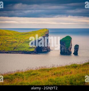 Dramatische Sommerlandschaft. Fantastische Aussicht auf die Klippen von Drangarnir auf der Insel Vagar. Frische Morgenszene der Färöer Inseln, Dänemark, Europa. Die Schönheit von na Stockfoto