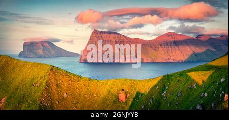 Panoramablick auf die Insel Kalsoy am Abend. Wunderschöner Sommeruntergang auf den Färöer Inseln, Königreich Dänemark, Europa. Atemberaubende Meereslandschaft des Atlantischen Ozeans. B Stockfoto