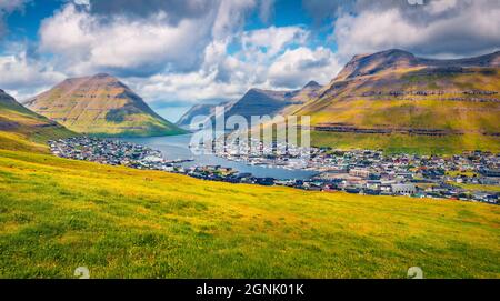 Landschaftsfotografie. Beeindruckender Blick auf die Stadt Klaksvik am Morgen. Atemberaubende Sommerszene der Färöer Inseln, Dänemark, Europa. Reisekonzept im Hintergrund Stockfoto