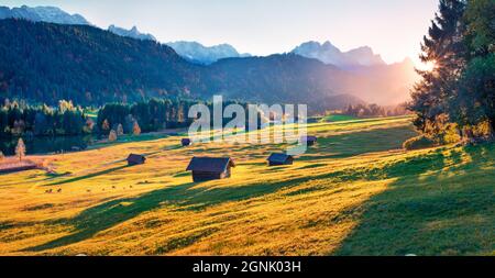 Wunderschöne Herbstlandschaft. Helle Morgenszene des Wagenbruchsees (Geroldsee) mit Zugspitze im Hintergrund. VIVD Herbstansicht von Bava Stockfoto