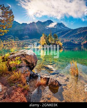 Wunderschöne Herbstlandschaft. Herrliche Morgenansicht des Eibsees mit Zugspitze im Hintergrund. Erstaunliche Herbstszene der bayerischen Alpen, Deutschland. Stockfoto