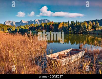 Wunderschöne Herbstlandschaft. Herrliche Morgenansicht des Wagenbruchsees mit westlicher Karwendelspitze im Hintergrund. Herrliche Herbstszene von Stockfoto