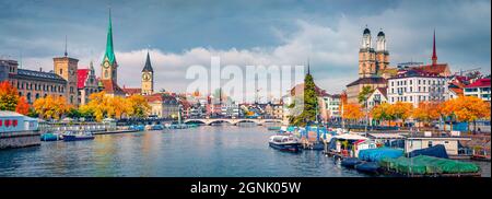 Wunderschöne Herbstlandschaft. Panoramablick auf die Kirchen Fraumünster und Grossmünster am Morgen. Prachtvolles herbstliches Stadtbild von Zürich, Schweiz. Morgen o Stockfoto