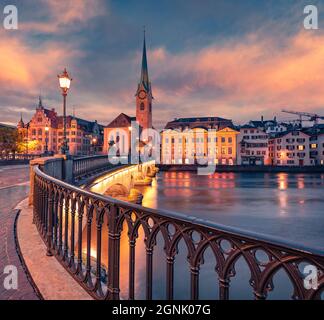 Сharm der alten Städte Europas. Entzückende Abendansicht der Fraumünster Kirche. Perfektes herbstliche Stadtbild von Zürich, der Schweiz, Europa. Sonnenuntergang Stockfoto