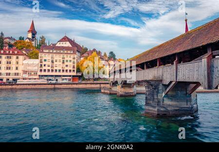 Berühmte alte hölzerne Spreuer-Brücke, überdachte Fußgängerbrücke aus dem 15. Jahrhundert mit einer Reihe von Gemälden mit Todesmotiv. Luzerner Stadtbild, Schweiz Stockfoto