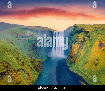 Landschaftsaufnahmen aus der Luft. Spektakulärer Sommerblick von der fliegenden Drohne des Skogafoss Wasserfalls. Atemberaubender Sonnenaufgang auf dem Skoga-Fluss, Island, Europa. Beau Stockfoto