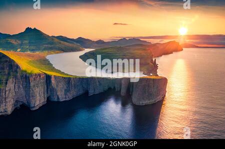 Herrliche Abendansicht von fliegenden Drohnen des Sorvagsvatn-Sees, Vagar, Färöer-Inseln, Dänemark, Europa. Majestätischer Sommeruntergang am Atlantischen Ozean. Beaut Stockfoto