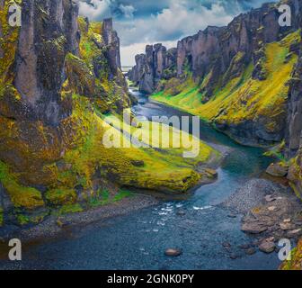 Landschaftsaufnahmen aus der Luft. Atemberaubende Morgenansicht von der fliegenden Drohne des Fjadrargljufur Canyon und des Flusses. Malerische Sommerszene im Südosten des IC Stockfoto