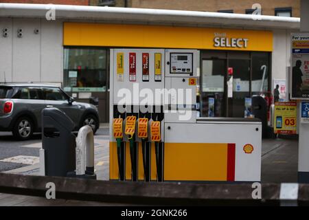 London, England, Großbritannien. September 2021. Eine leere Tankstelle, an der in Großbritannien aufgrund eines Fahrermangels kein Benzin mehr vorhanden war, wird in South London beobachtet. (Bild: © Tayfun Salci/ZUMA Press Wire) Stockfoto