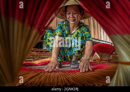 draufsicht vietnamesen arbeiten mit rotem Weihrauch im Haus in Long xuyen, einer Provinz giang, vietnam, traditionelles und kulturelles Konzept Stockfoto
