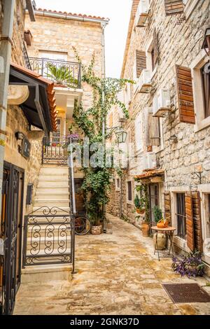Budva, Montenegro - 17. September 2021: Mittelalterliche Straße in der Altstadt von Budva, Montenegro Stockfoto