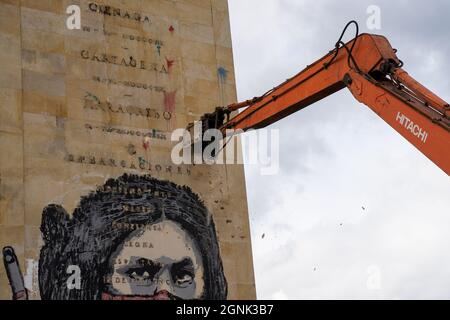 Bogota, Kolumbien, 24. September 2021, Zerstörung des Denkmals der Helden, um Platz für den Durchgang der zukünftigen U-Bahn zu machen Stockfoto