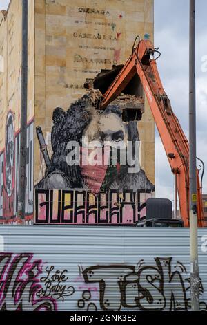 Bogota, Kolumbien, 24. September 2021, Zerstörung des Denkmals der Helden, um Platz für den Durchgang der zukünftigen U-Bahn zu machen Stockfoto