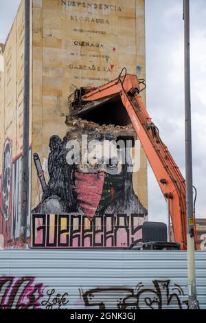 Bogota, Kolumbien, 24. September 2021, Zerstörung des Denkmals der Helden, um Platz für den Durchgang der zukünftigen U-Bahn zu machen Stockfoto