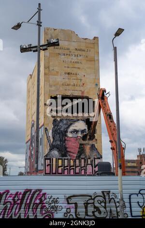 Bogota, Kolumbien, 24. September 2021, Zerstörung des Denkmals der Helden, um Platz für den Durchgang der zukünftigen U-Bahn zu machen Stockfoto