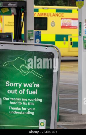 West Road, Southend on Sea, Essex, Großbritannien. September 2021. Ein Krankenwagen ist auf den Vorplatz einer BP-Tankstelle gefahren, mit einem Schild, das die Fahrer darüber informiert, dass ‘Sorry, we’re out of Fuel’ ist Stockfoto